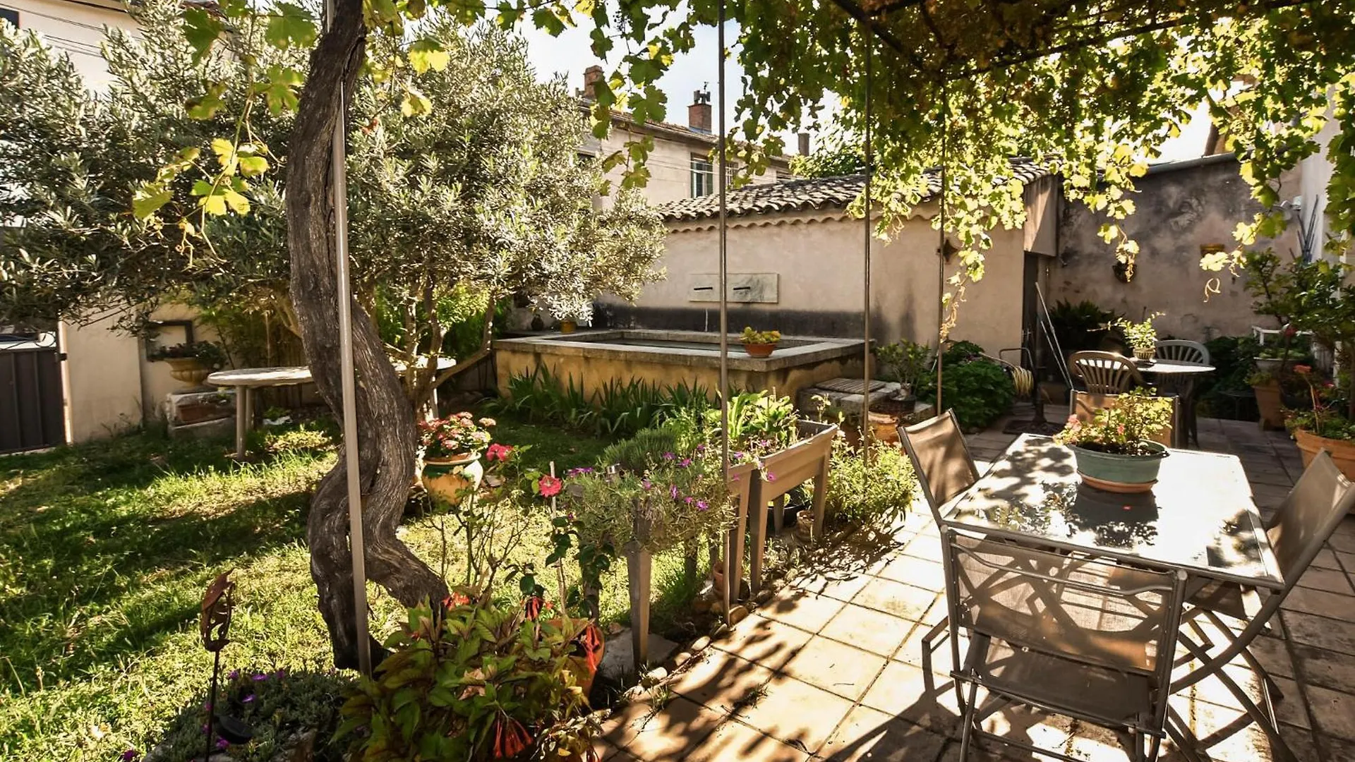 Nice Apartment In Morieres-Les-Avignon Frankrig